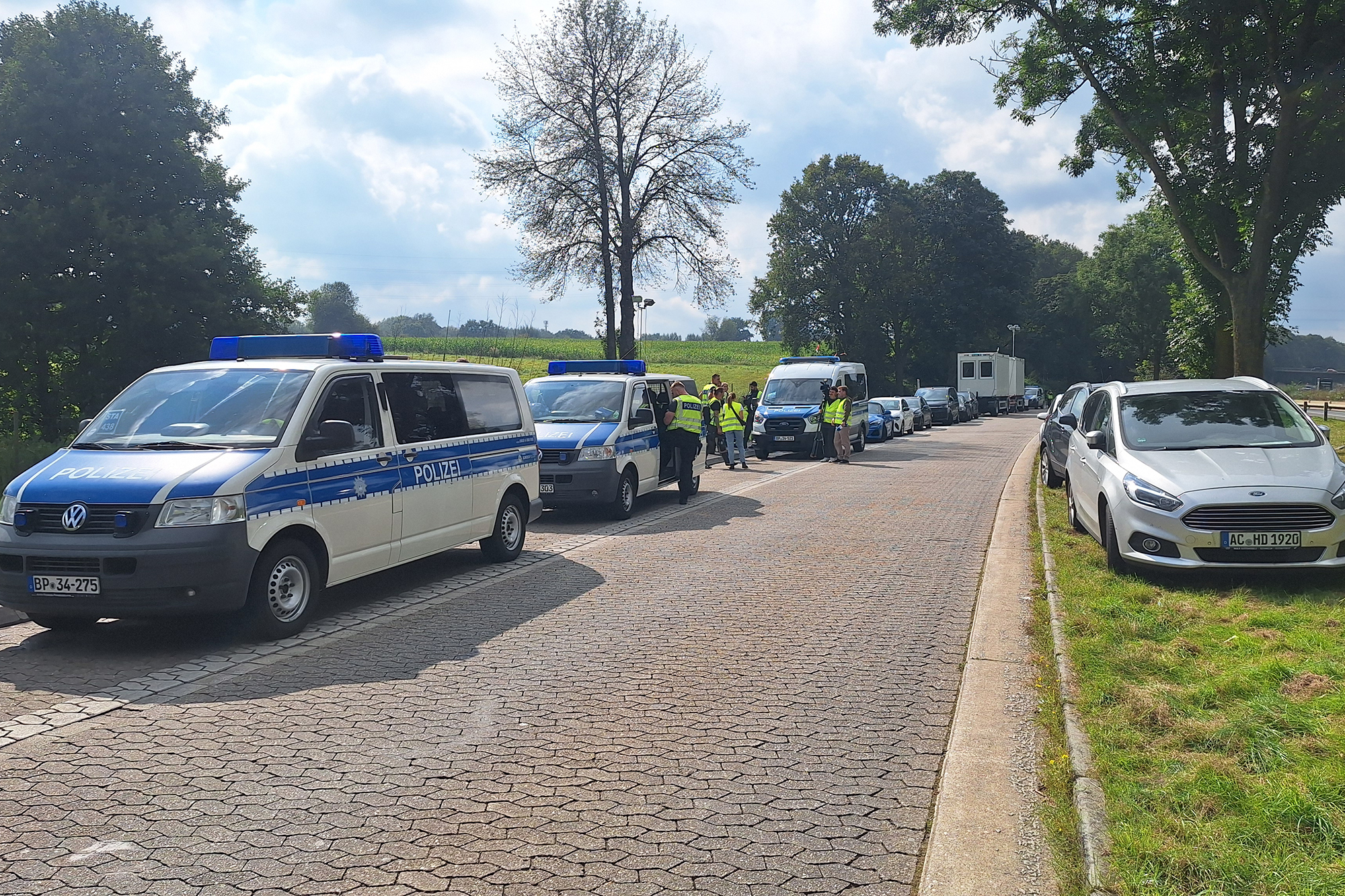 Mehrere Polizeifahrzeuge und Polizeibeamte stehen am Rastplatz Königsberg