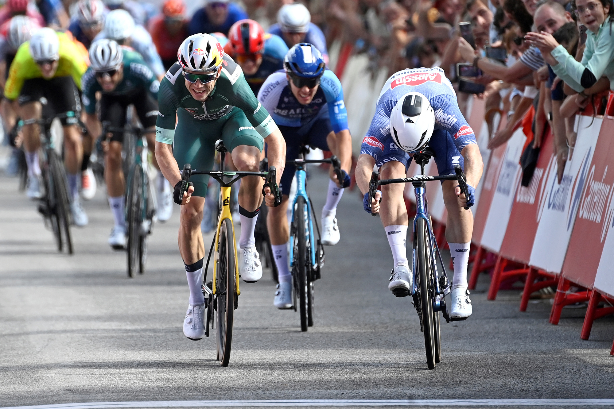 Kaden Groves setzt sich im Sprint gegen die Konkurrenz durch und fährt am Ende der 14. Vuelta-Etappe als Erster über die Ziellinie, hinter ihm folgt Wout van Aert