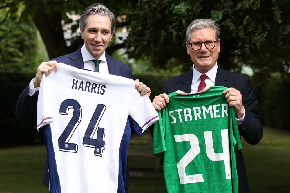 Simon Harris und Keir Starmer mit Sporttrikots in den Landesfarben