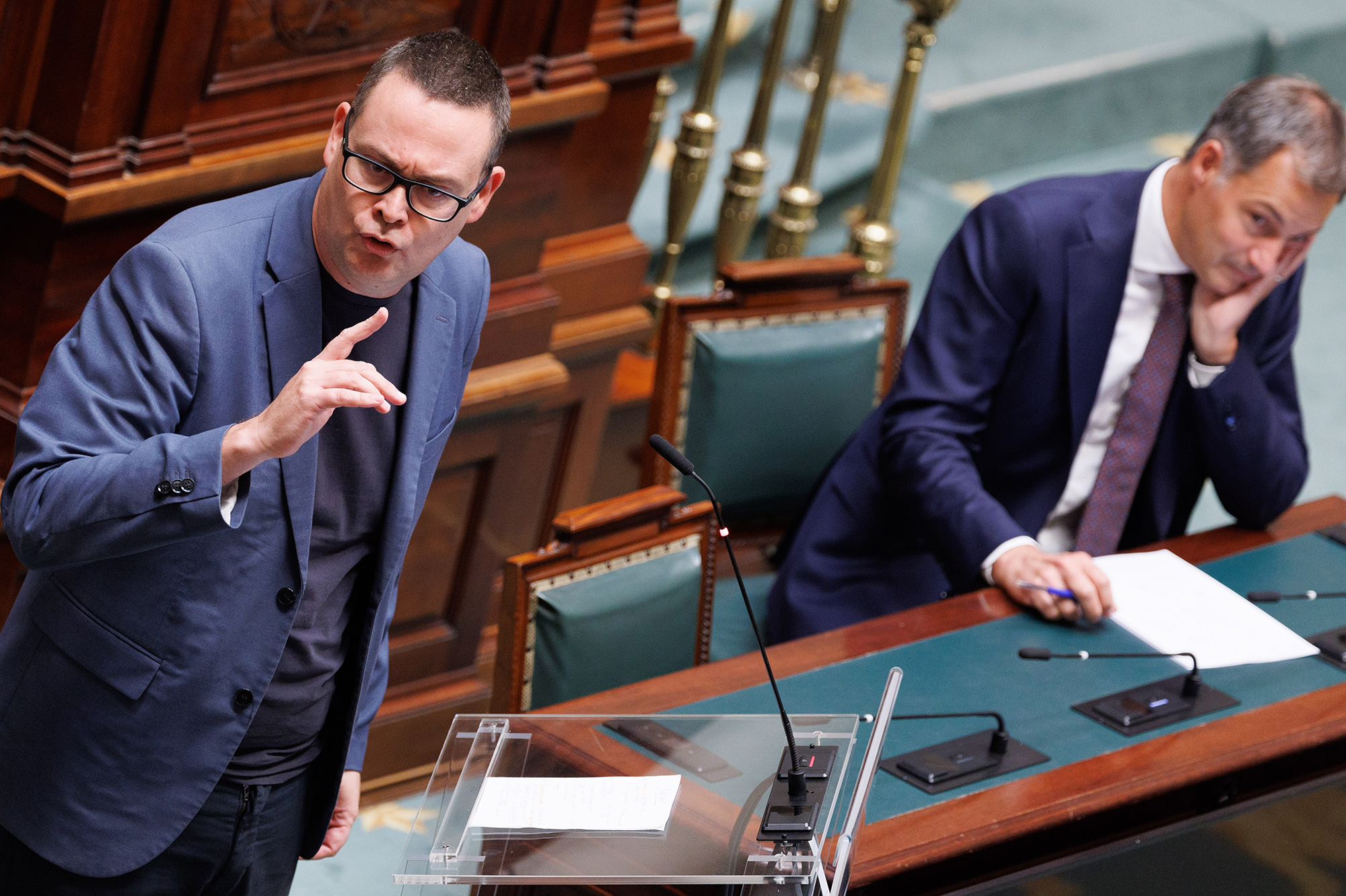 Raoul Hedebouw von der PTB (li.) und der scheidende Premierminister Alexander De Croo in der Kammer