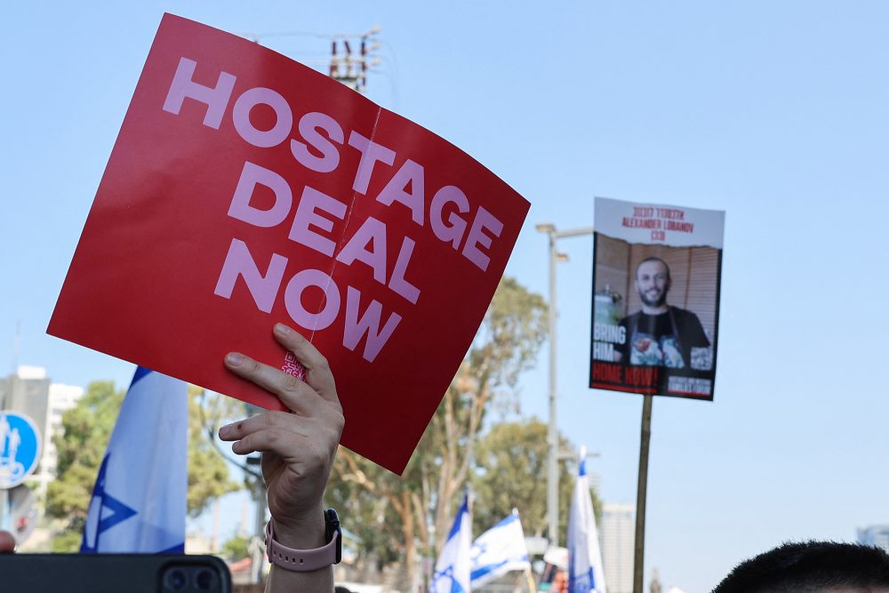 Angehörige und Unterstützer von israelischen Geiseln, die seit Oktober von militanten Palästinensern im Gazastreifen festgehalten werden, heben während einer Kundgebung in Tel Aviv Plakate in die Höhe und skandieren Slogans, die ihre Freilassung fordern