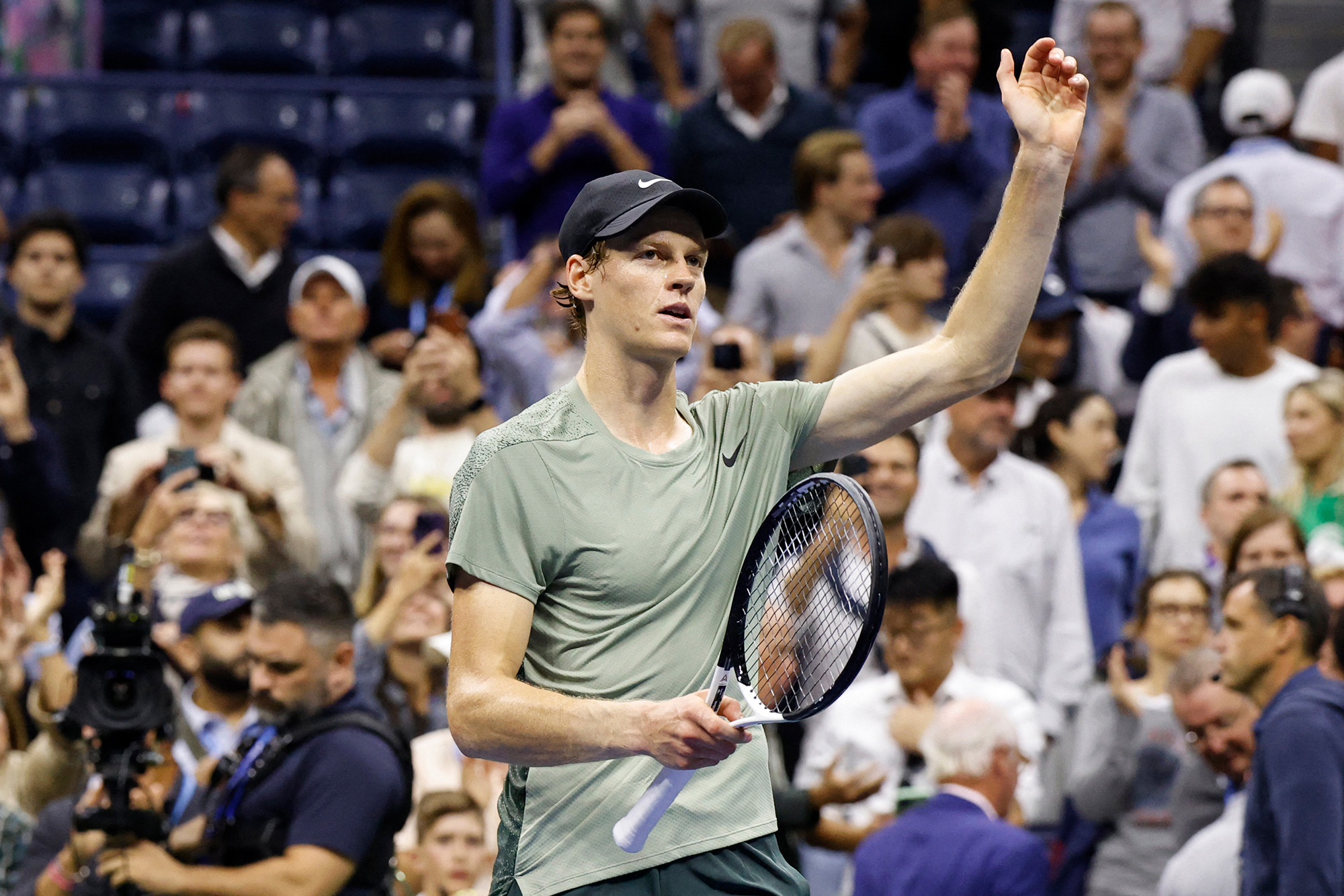 Der italienische Tennisprofi Jannik Sinner jubelt nach seinem Sieg über den Russen Daniil Medwedew während des Viertelfinalspiels der Herren am zehnten Tag des US Open-Tennisturniers im USTA Billie Jean King National Tennis Center in New York City