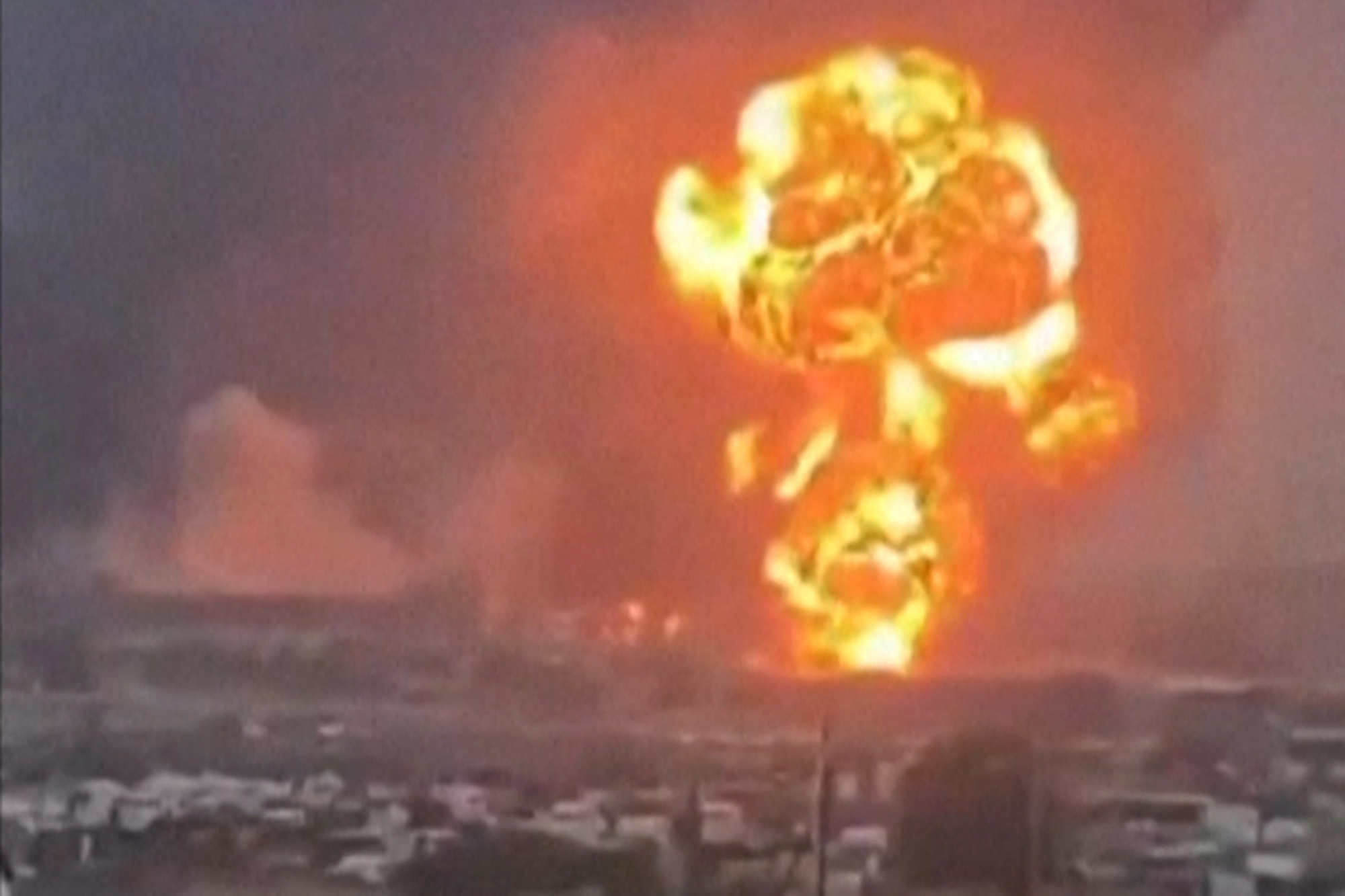 Riesiger Feuerball infolge einer Explosion im Hafen von Hudeida