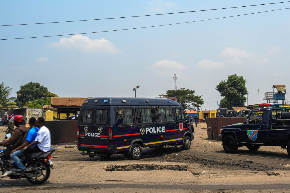 Polizeifahrzeuge vor dem Gefängnis von Kinshasa