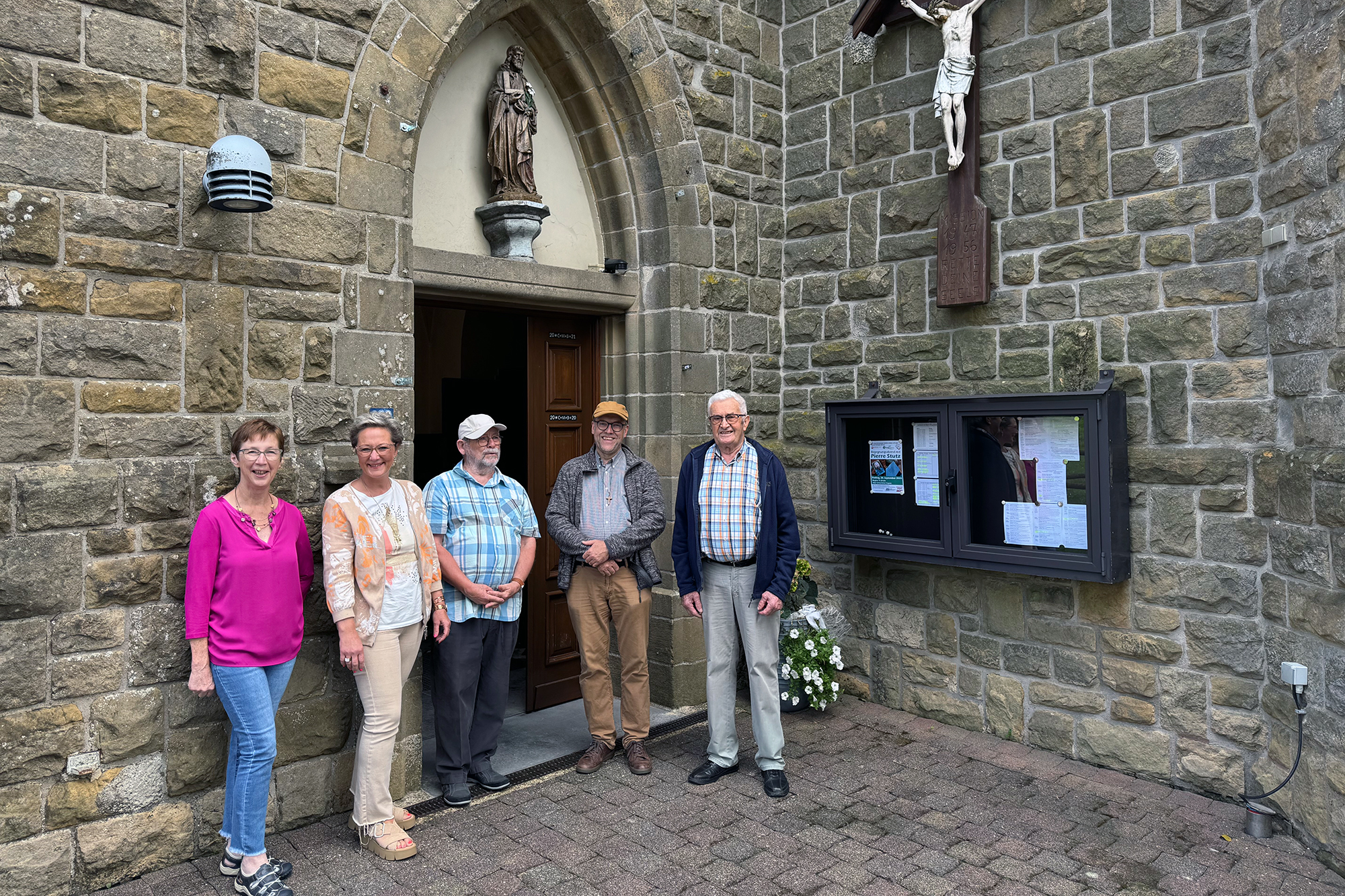 Christel Jost von der Geschichtsgruppe Hünningen, Bettina Drösch von der Kontaktgruppe Hünningen, Raymond Kessler von der Kirchenfabrik, Pastor Albert Brodel und Walter Palm von der Kirchenfabrik (von links nach rechts)