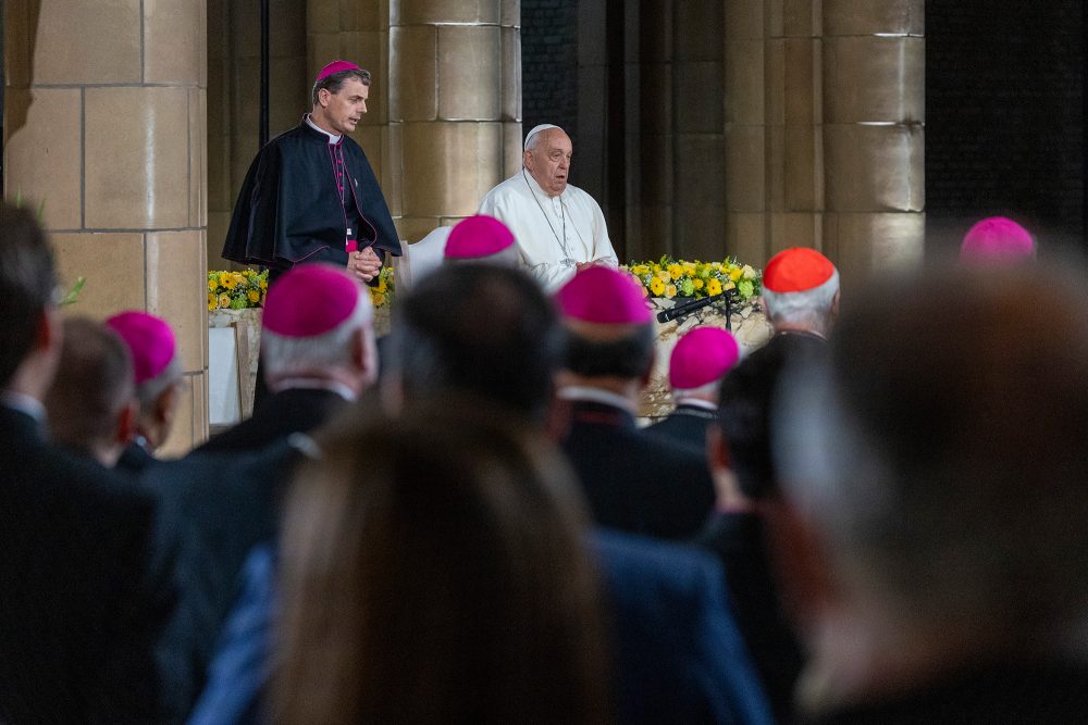 Erzbischof Luc Terlinden und Papst Franziskus in der Basilika von Koekelberg