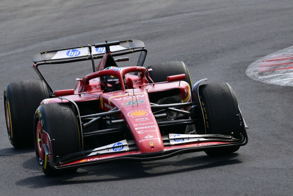 Ferrari-Pilot Charles Leclerc fährt in seinem Formel-1-Auto über die Strecke in Monza