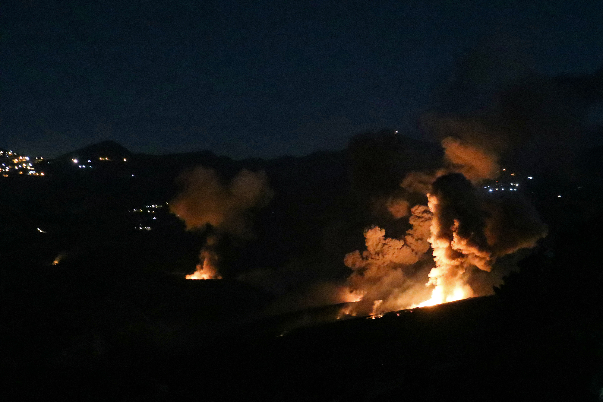 Rauch und Feuer steigen vom Ort eines israelischen Angriffs auf das südlibanesische Grenzdorf Mahmudiyeh auf