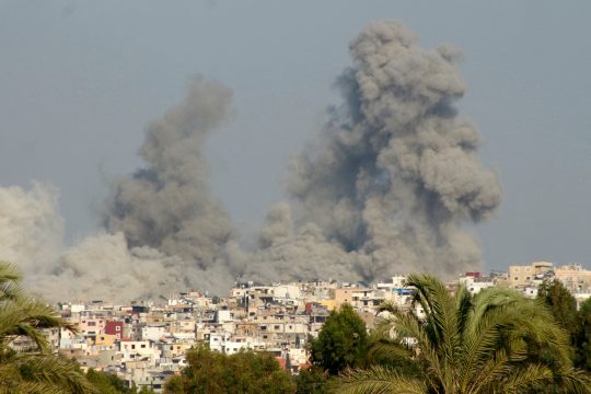 Rauchwolken nach israelischen Angriffen nahe der südlibanesischen Stadt Tyre