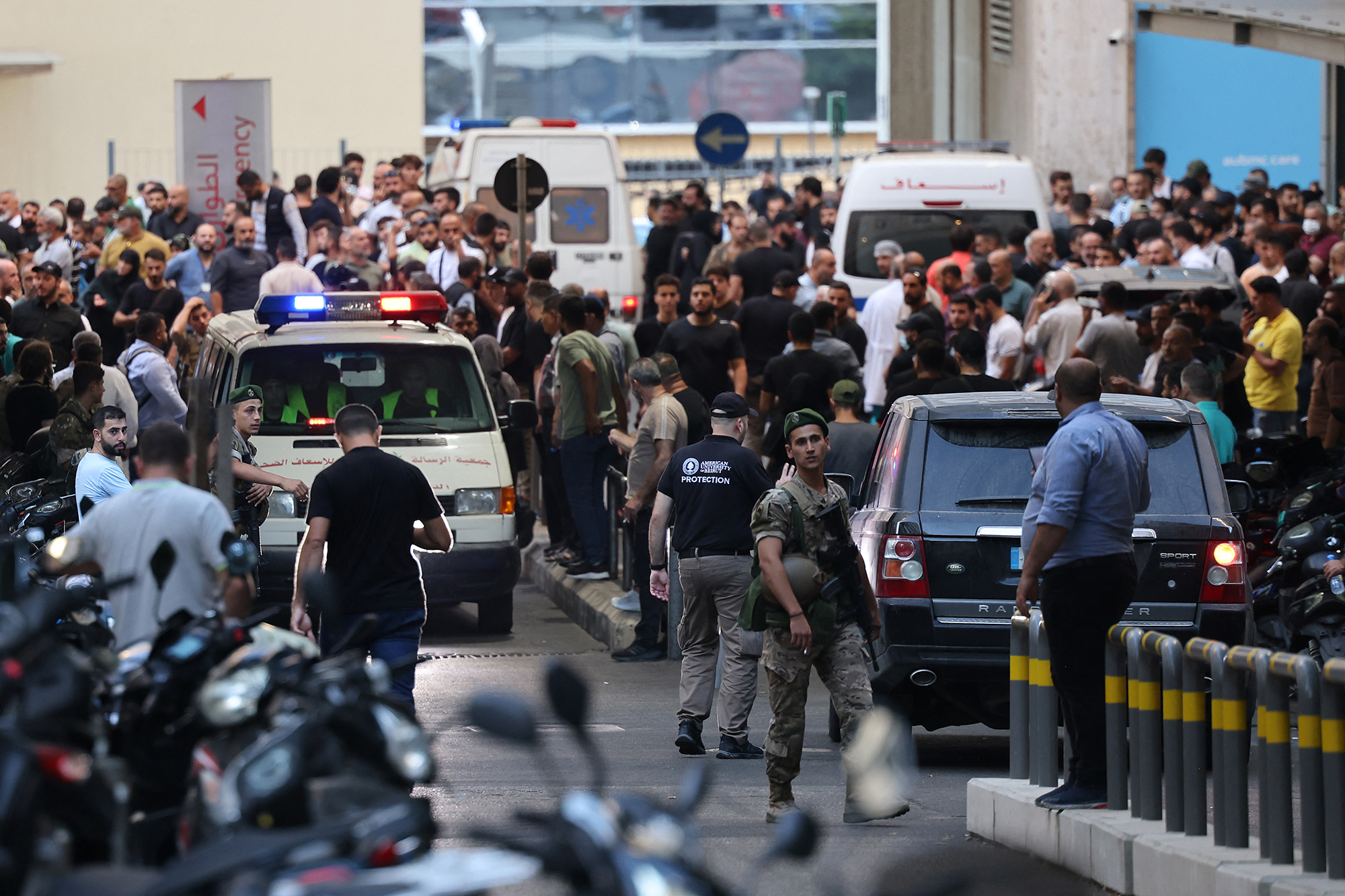 Menschen umringen mehrere Krankenwagen am Eingang des American University of Beirut Medical Center