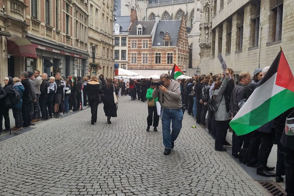 Während der feierlichen Eröffnung des neuen akademischen Jahres an der KU Löwen haben propalästinensische Demonstranten eine Schandmauer gebildet