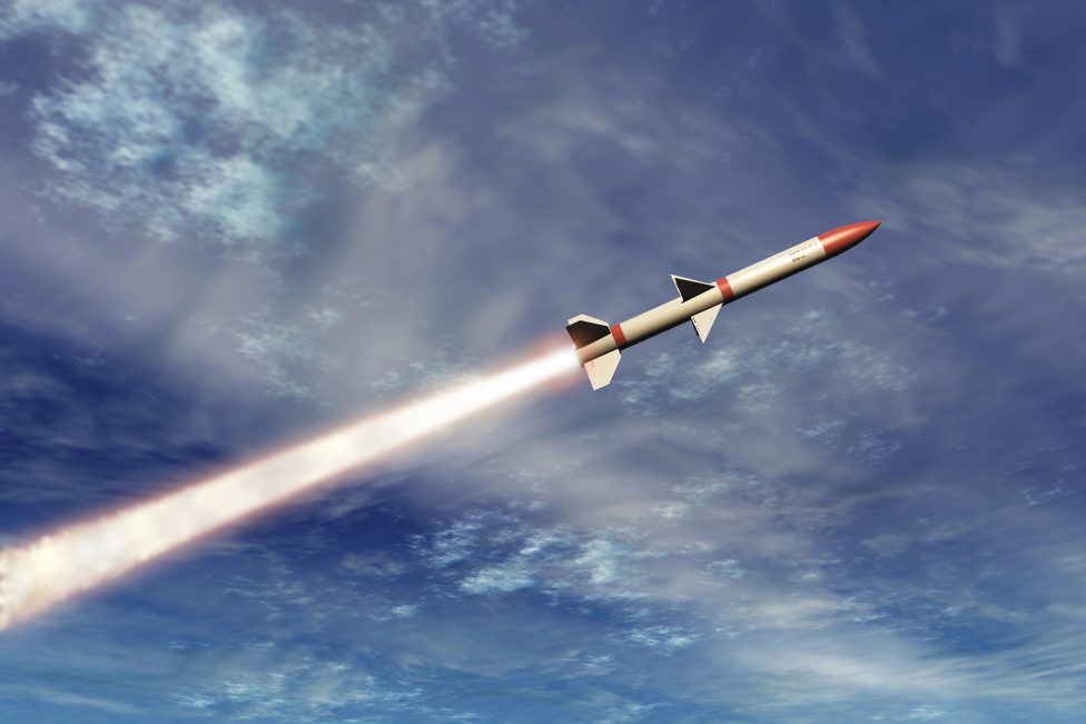 Illustrationsbild einer Luftabwehrrakete, die abgefeuert wurde und nach oben steigt