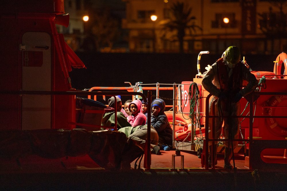 Migranten auf einem Rettungsschiff vor der Kanareninsel El Hierro am Donnerstag