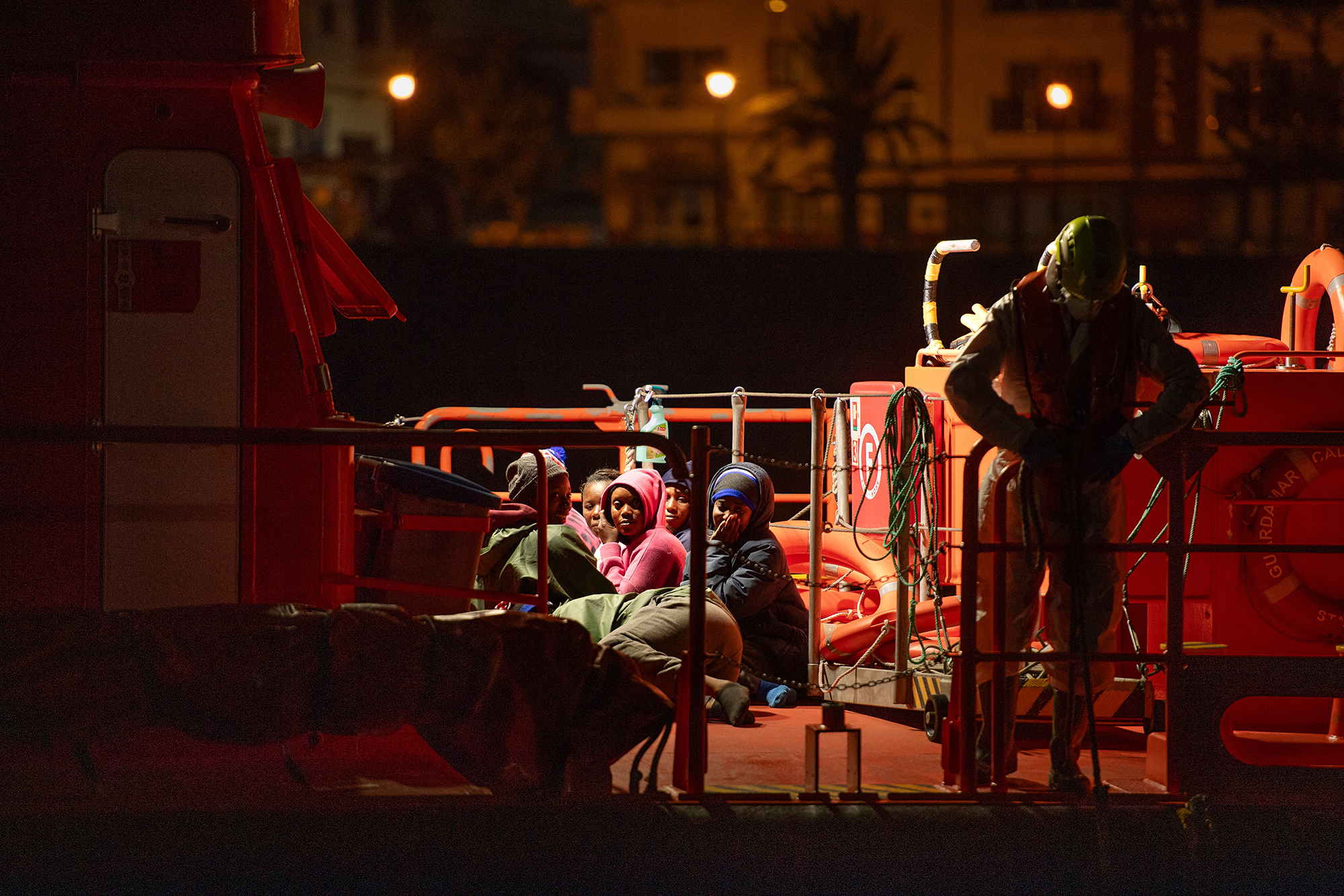 Migranten auf einem Rettungsschiff vor der Kanareninsel El Hierro am Donnerstag