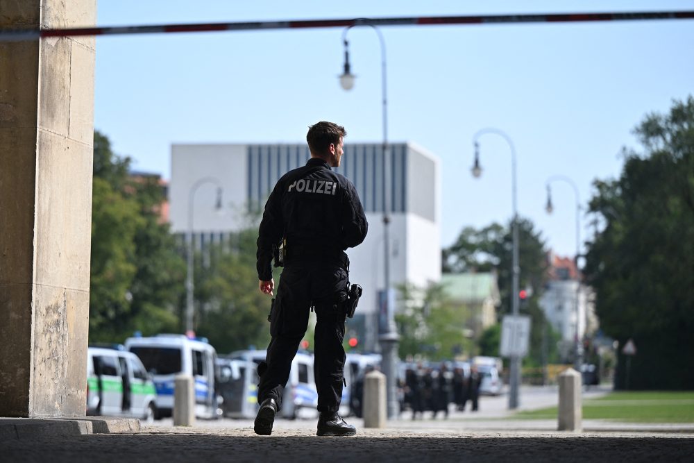 Polizeibeamte sichern das Gelände nach einer Schießerei in der Nähe des Gebäudes des NS-Dokumentationszentrums in München