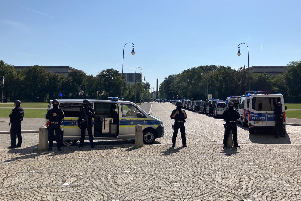 Polizeibeamte sichern den Bereich um den Königsplatz nach einer Schießerei in der Nähe des Gebäudes des NS-Dokumentationszentrums in München