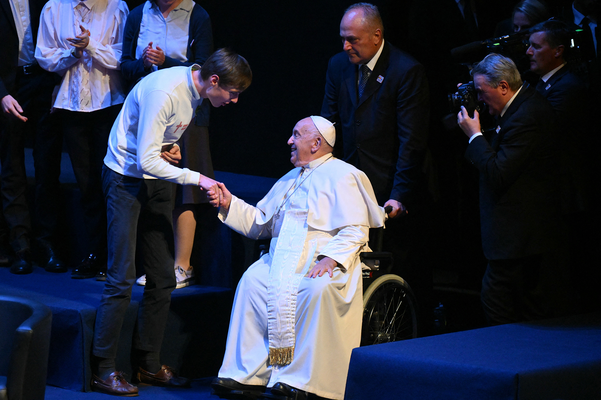 Papst Franziskus wird von einem Studenten der Universität Neu-Löwen begrüßt