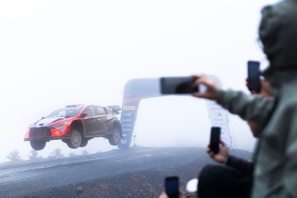 Der Hyundai von Thierry Neuville/Martijn Wydaeghe bei der Rallye Chile im Nebel