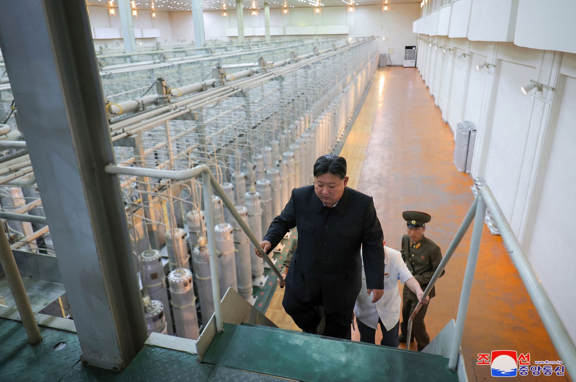 Undatiertes Bild zeigt Nordkoreas Diktator Kim Jong-Un an einer Uran-Anreicherungsanlage (Bild: AFP PHOTO/KCNA VIA KNS)