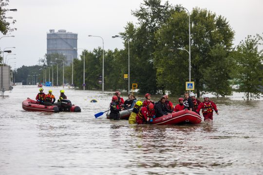 Rettungskräfte evakuieren Bewohner aus dem überfluteten Ostrava, 100 Kilometer nördlich von Brno/Brünn, Tschechien
