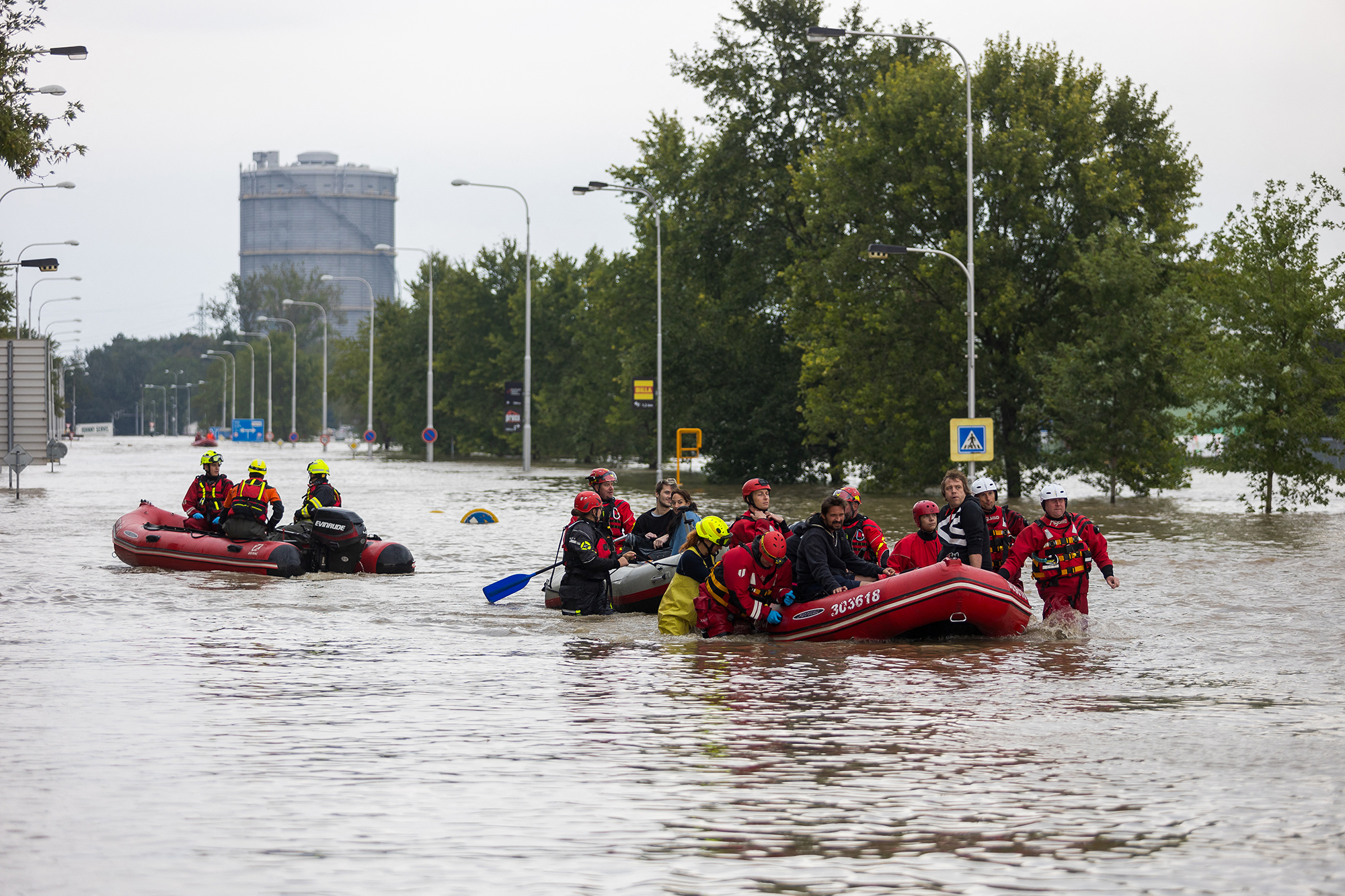 Rettungskräfte evakuieren Bewohner aus dem überfluteten Ostrava, 100 Kilometer nördlich von Brno/Brünn, Tschechien