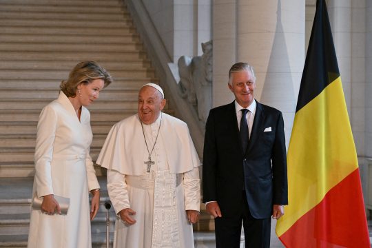 Papst Franziskus wird vom Königspaar empfangen