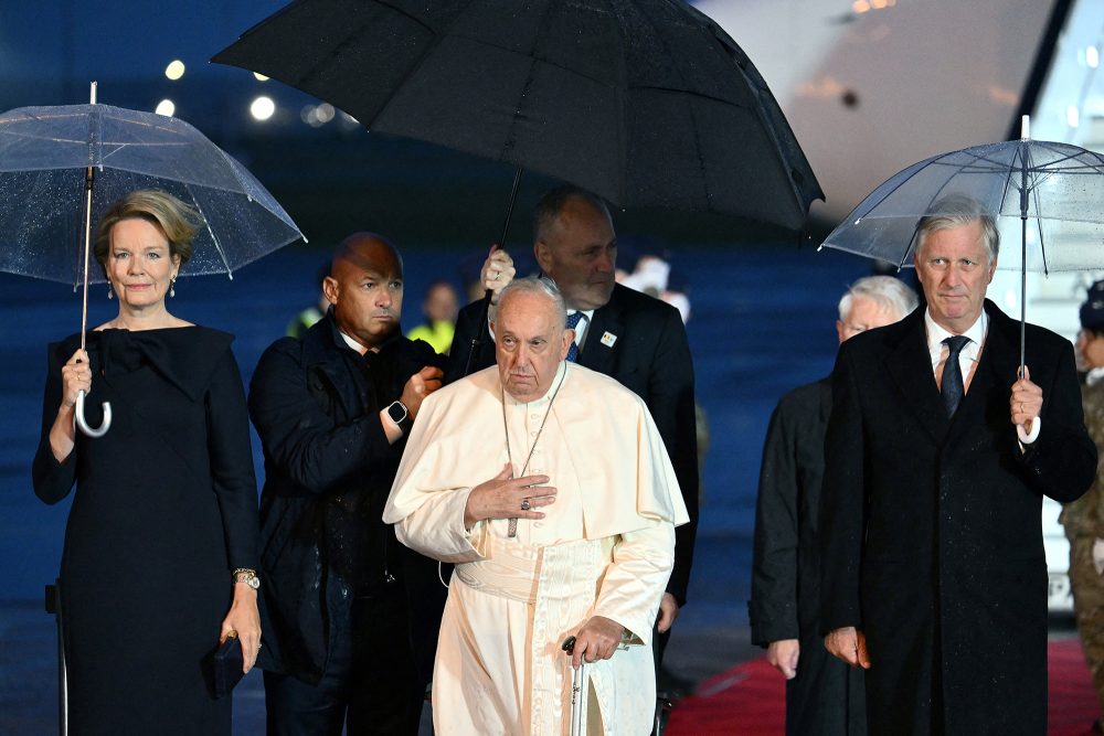 Papst Franziskus kurz nach seiner Ankunft in Belgien mit König Philippe und Königin Mathilde