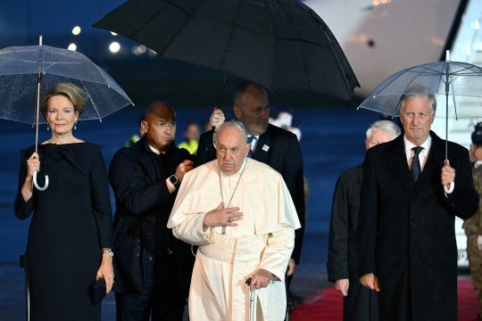 Papst Franziskus kurz nach seiner Ankunft in Belgien mit König Philippe und Königin Mathilde