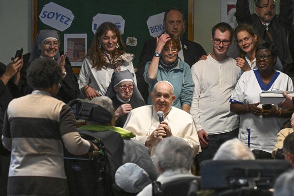 Papst Franziskus im Brüsseler Heim Saint Joseph