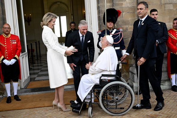 Papst Franziskus wird vom Königspaar auf Schloss Laeken begrüßt