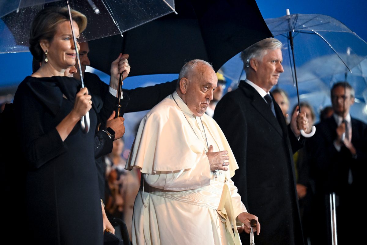 Papst Franziskus kurz nach seiner Ankunft in Belgien mit König Philippe und Königin Mathilde