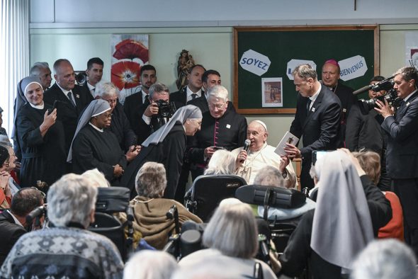 Papst Franziskus im Brüsseler Heim Saint Joseph