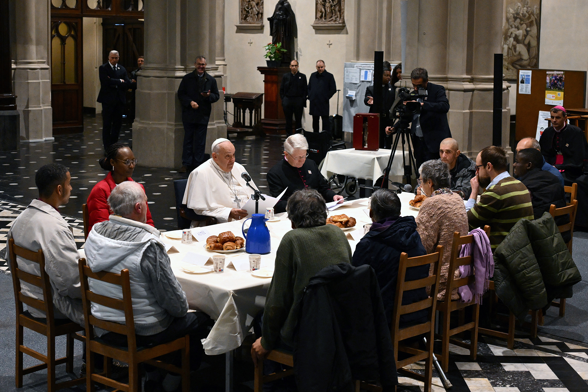 Papst Franziskus frühstückt mit Obdachlosen in der Kirche von Saint Gilles