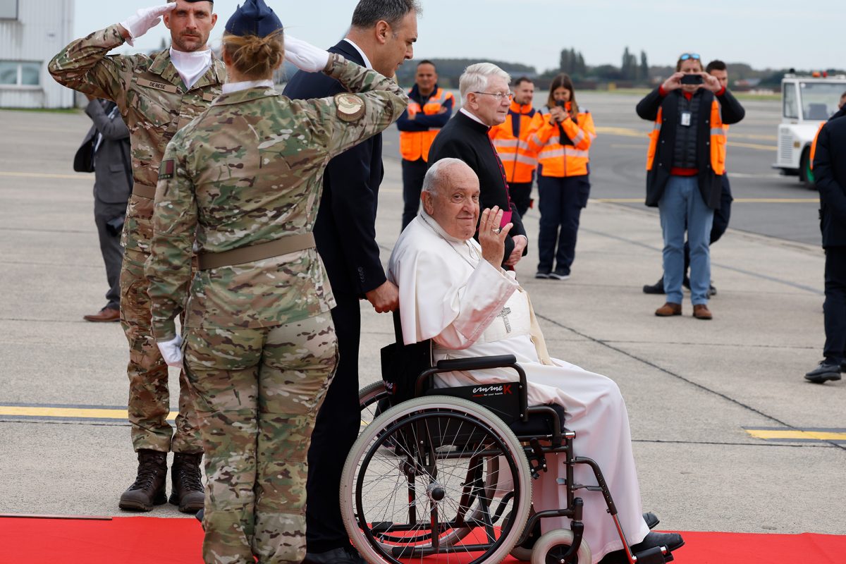 Abschied von Papst Franziskus am Flughafen