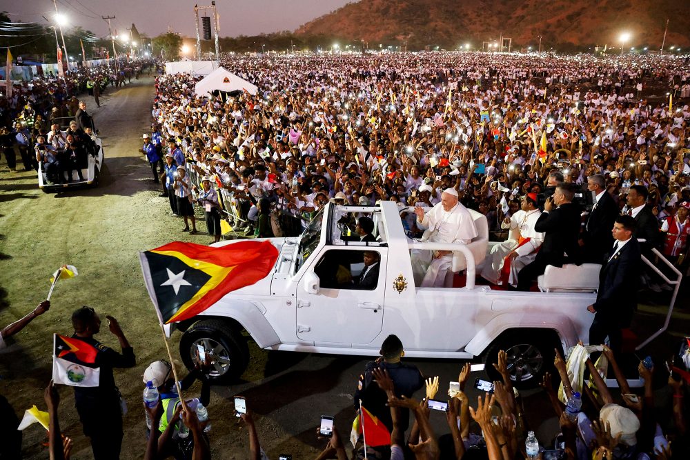 Papst Franziskus winkt in Richtung der zahllosen katholischen Gläubigen, nachdem er eine heilige Messe auf der Esplanade von Tasitolu in Dili, Osttimor, gehalten hat