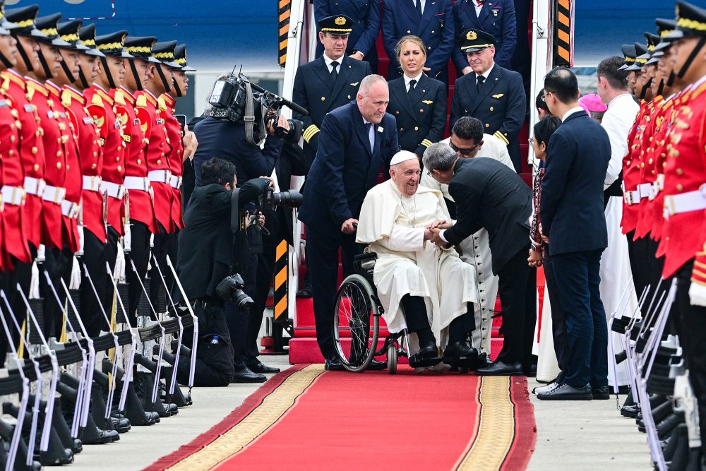 Papst Franziskus bei seiner Ankunft am Flughafen von Jakarta