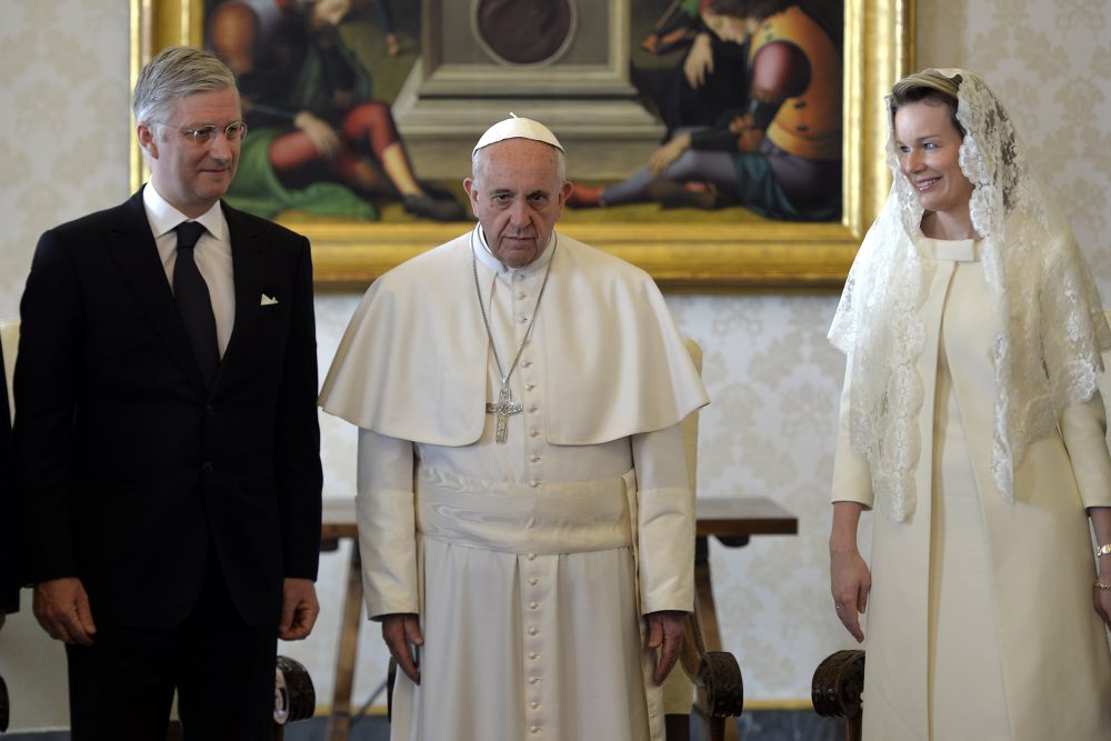 König Philippe und Königin Mathilde 2015 mit Papst Franziskus im Vatikan