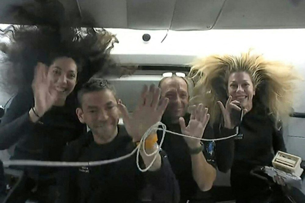 Die Polaris Dawn-Crew winkt offenbar in einem Zustand der Schwerelosigkeit in die Kamera