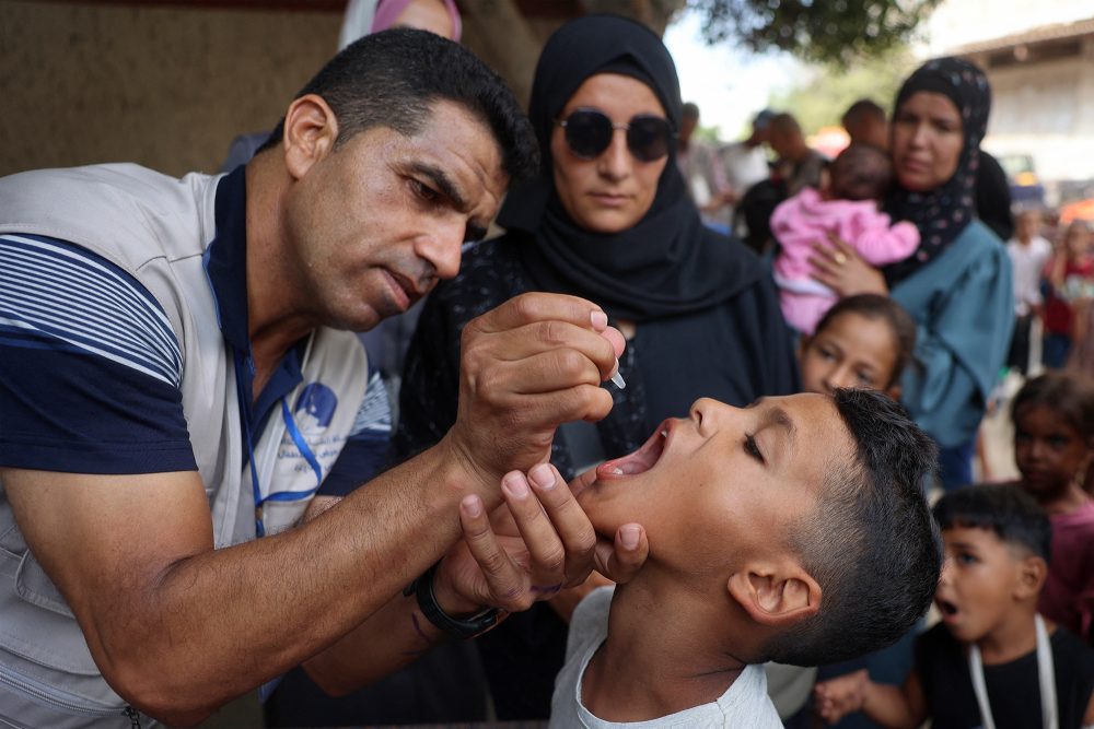 Ein Gesundheitshelfer verabreicht einem palästinensischen Kind in Zawayda im zentralen Gazastreifen den Polio-Impfstoff