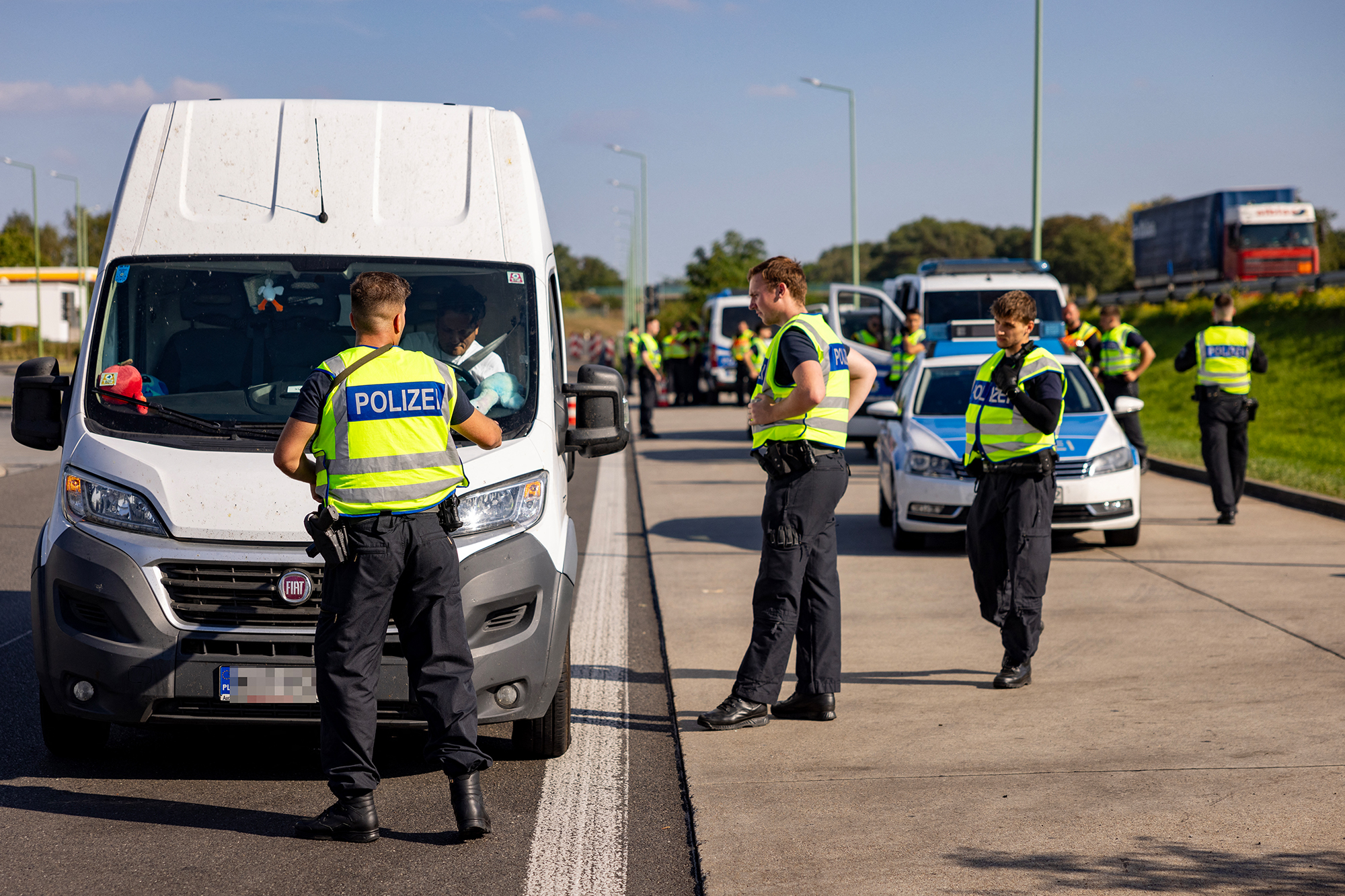 Auf diesem Archivbild sind Beamte der deutschen Bundespolizei zu sehen, die einen Lieferwagen in der Nähe von Frankfurt an der Oder an der Grenze zu Polen anhalten