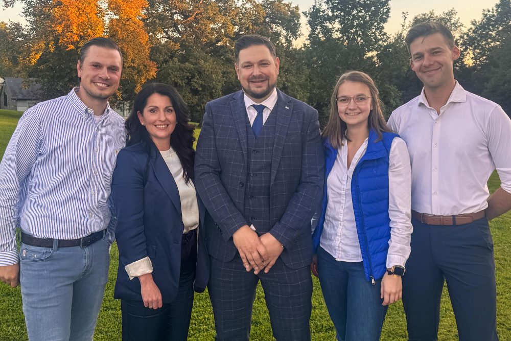 Die Kandidaten für die Provinzwahl Raphaël Pelzer, Verena Posch, Maëlle Locht und Donovan Niessen mit Sacha Brandt (Mitte), dem neuen Parteivorsitzenden