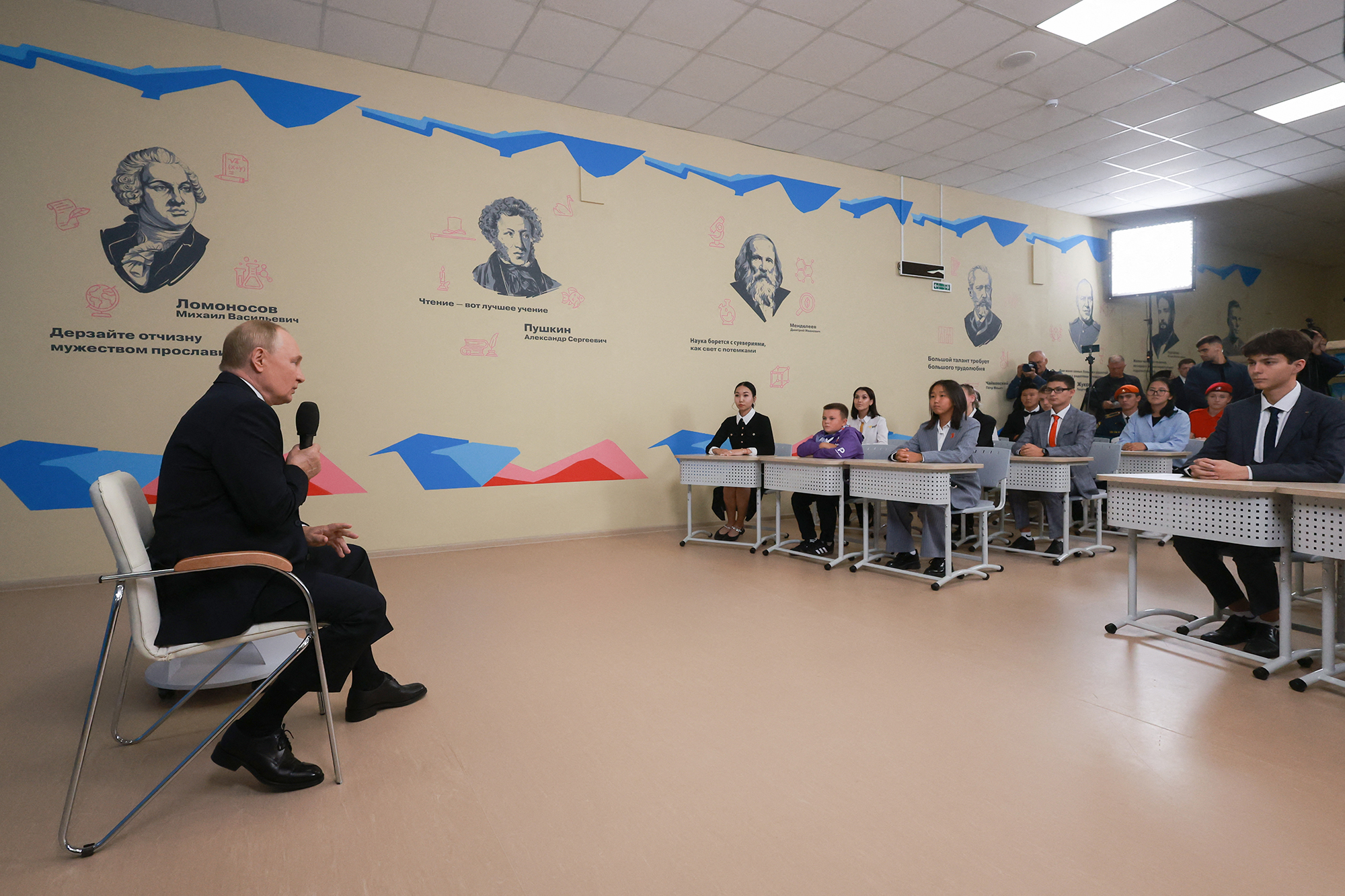 Auf diesem von der russischen staatlichen Agentur Sputnik verbreiteten Foto ist der russische Präsident Wladimir Putin zu sehen im Gespräch mit Schülern in einer weiterführenden Schule in Kyzyl