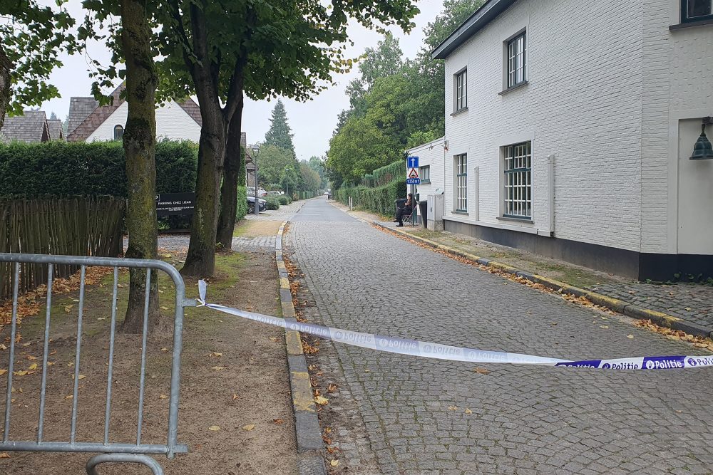 Mittels Flatterband wurde eine Straße in Sint-Martens-Latem abgesperrt