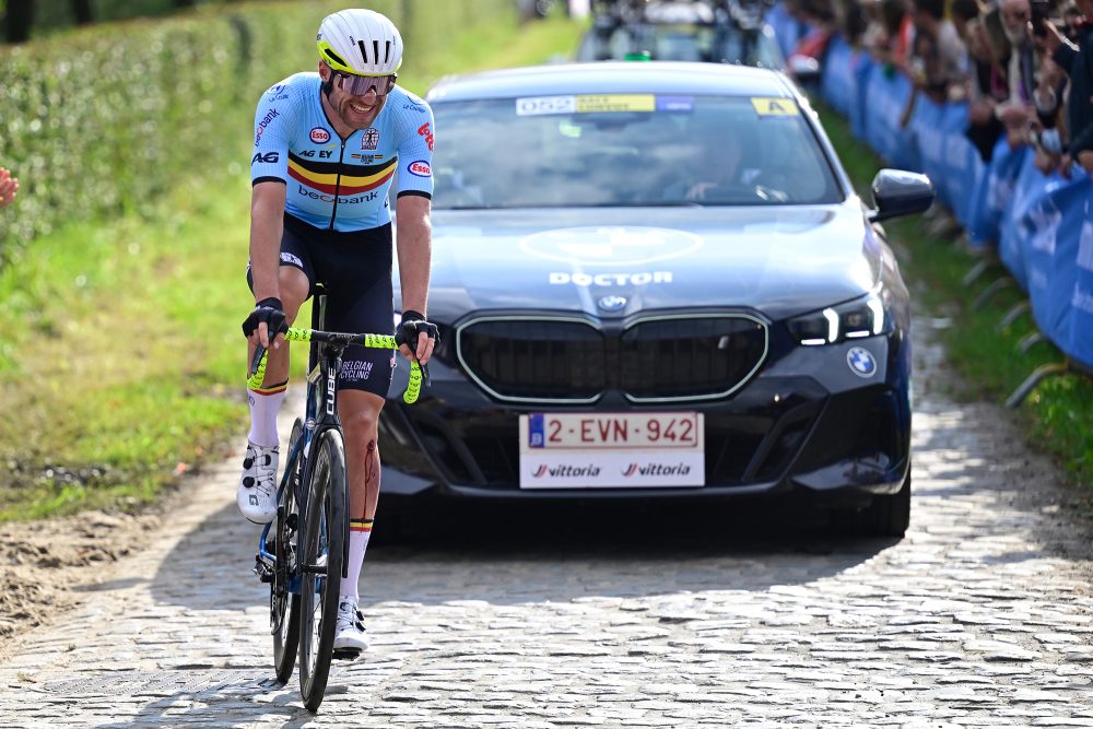 Laurenz Rex beim Straßenrennen der Männer bei der Rad-EM 2024 in Limburg, er blutet nach einem Sturz am linken Bein und hat ein schmerzverzerrtes Gesicht