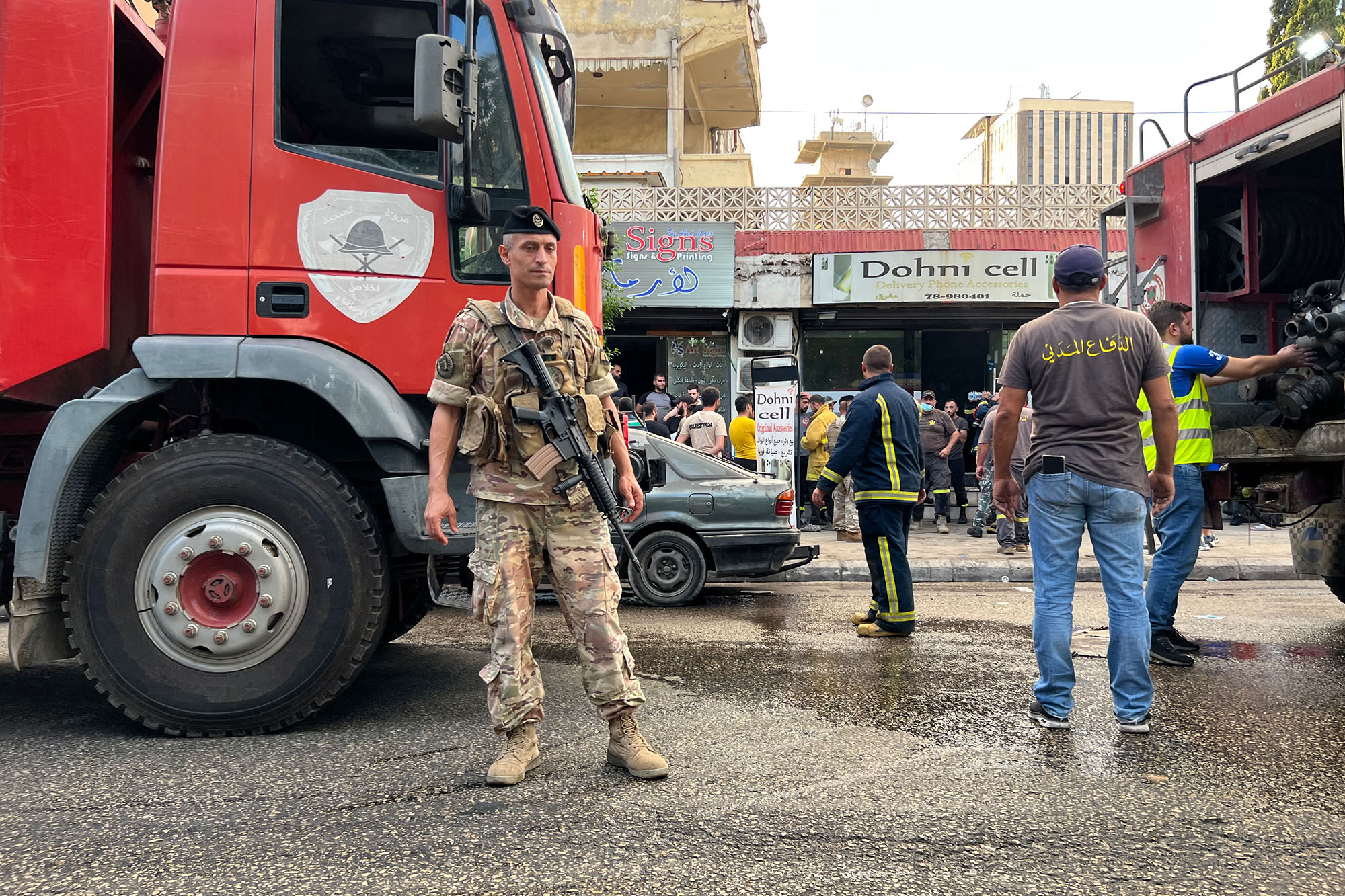 Libanesischer Soldat sichert einen der Explosionsorte in Saida, Südlibanon