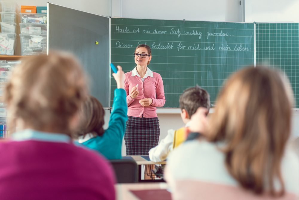 Lehrerin vor Schulklasse