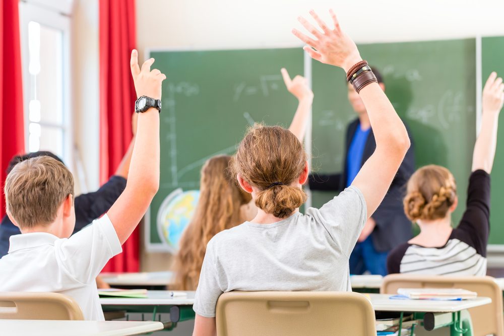 Lehrer unterrichtet Schüler in Klasse einer Schule