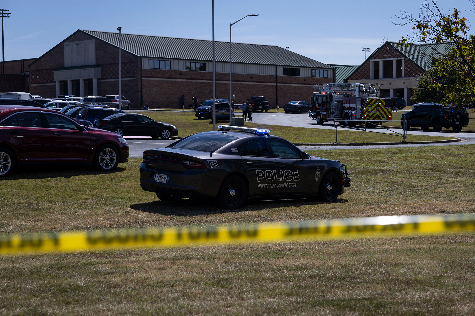 Ein Absperrband umgibt die Apalachee High School in Winder im US-Bundesstaat Georgia, wo vier Menschen getötet und neun verletzt wurden