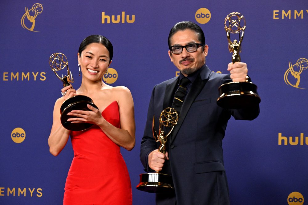 Anna Sawai und Hiroyuki Sanada mit ihren Emmy-Trophäen