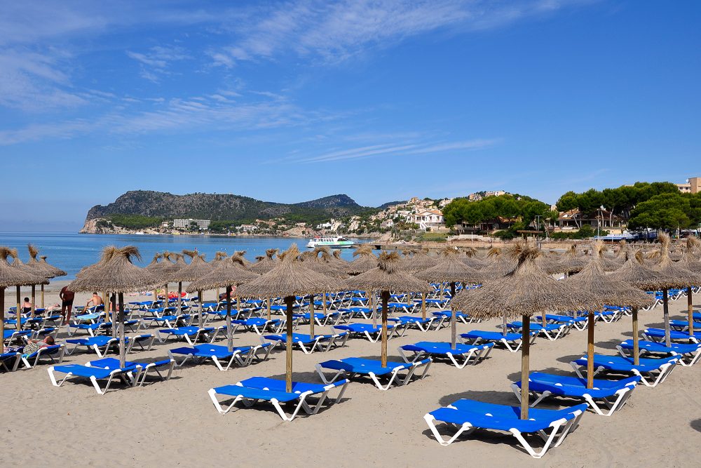 Sonnenliegen an einem Strand auf Mallorca